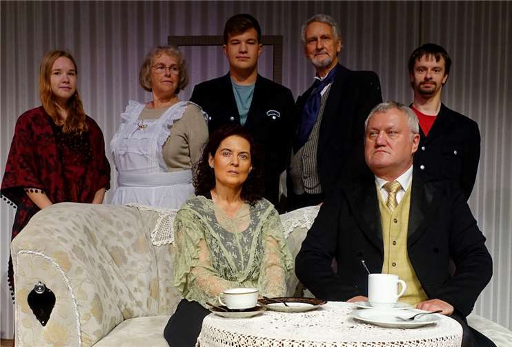 Das Ensemble: Maren Schaar, Renate Richter, Marion Best, Benedikt Heins, Michael Musil, Bernd Bittner, Martin Burggraf. Foto: Uwe Schaaf