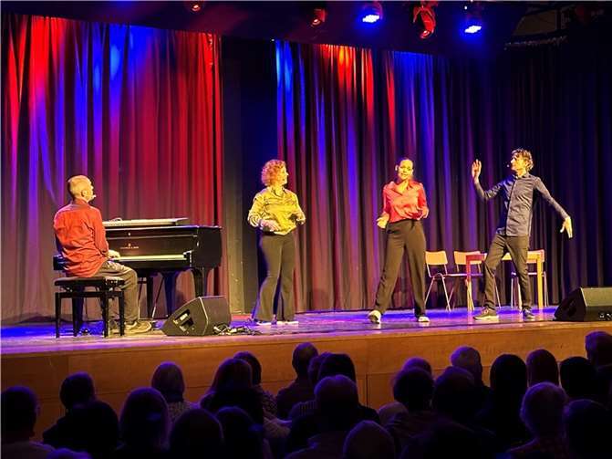 Das Ensemble der Bonner „Springmaus“ reiste in der Laacher See-Halle durch das „Improversum“.  Foto: VG-Verwaltung Mendig/Stefan Pauly
