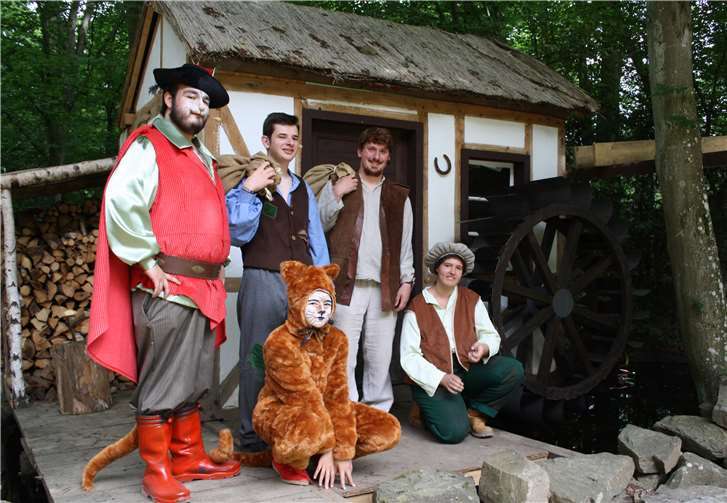 Das Ensemble der Freilichtbühne führt am Wochenende zum letzten Mal den „Gestiefelten Kater“ auf.privat