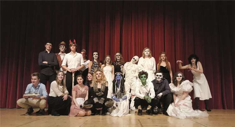 Das Ensemble der Theater-AG auf der Bühne.Sophie Gansäuer