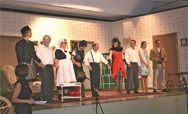 Das Ensemble der Theatergruppe Lampenfieber lief bei der Premierenvorstellung bereits zur Höchstform auf: (auf der Bühne v.li.) Rita Friedrich, Herbert Pütz, Melanie Decker, Elisabeth Göhring, Egon Adams, Daniela Seegardel, Oliver Lange, Anna Grundmann und Simon Fischbach, sowie Martina Fischbach (vorne li.). WK