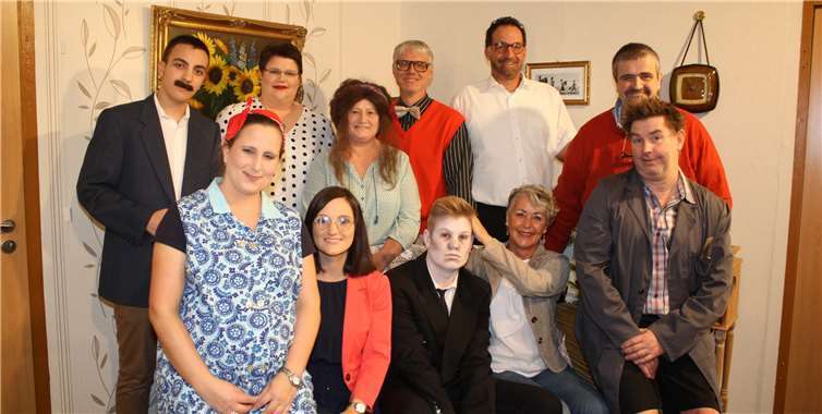 Das Ensemble der Theatergruppe Treis begeisterte bei demDreiakter „Für die Familie kann man nichts“. Fotos: -TE-