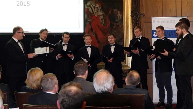 Das Ensemble der Universitätsmusik umrahmte die feierliche Veranstaltung unter der Leitung des Koblenzer Universitätsmusikdirektors Ron-Dirk Entleutner (links).