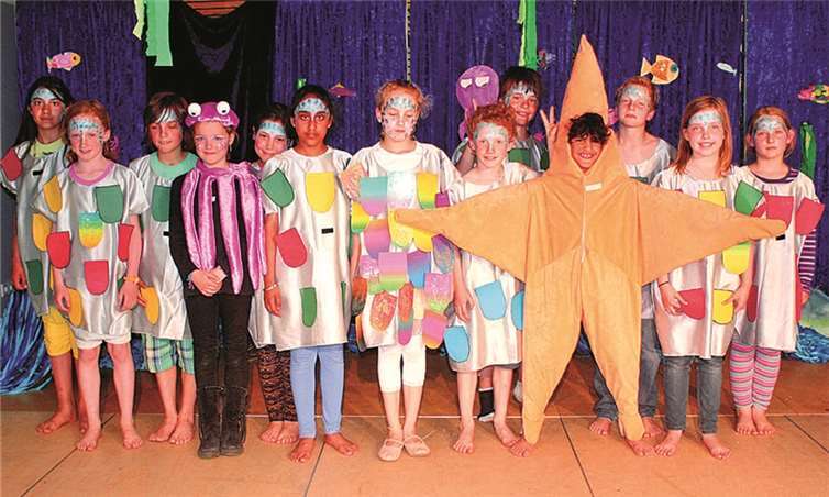 Das Ensemble der Unkeler Grundschule führte jüngst „Der Regenbogenfisch“ auf.DL
