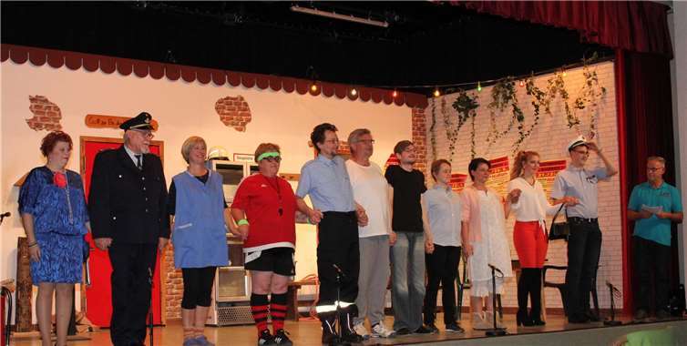 Das Ensemble der gelungenen Premierenvorstellung: (v. li.) Rebecca Heinze, Alfred Scharrenbach, Rita Friedrich, Melanie Decker, Andreas Barth, Werner Willems, Kevin Junk, Annika Lythje, Elisabeth Göhring, Lisa Garling und Martin Linder. WK