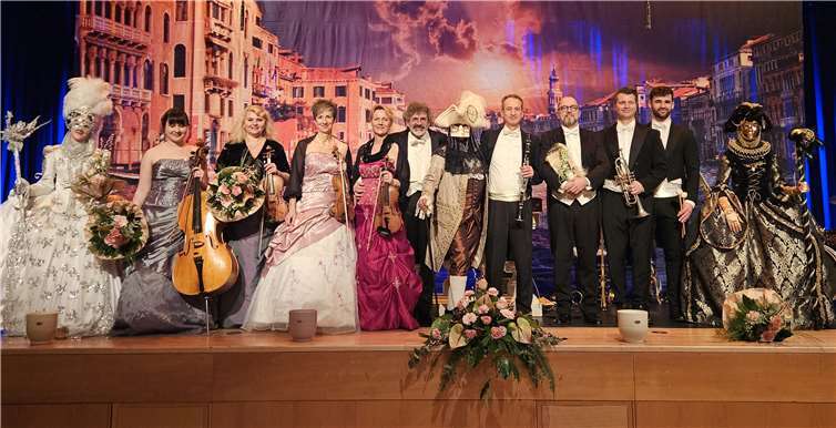 Das Ensemble des Neujahrskonzerts begeisterte das Publikum in der Mendiger Laacher See-Halle. Foto: Frank Neideck/VG-Verwaltung Mendig