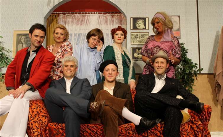 Das Ensemble des Stückes "Hier sind Sie richtig!".privat