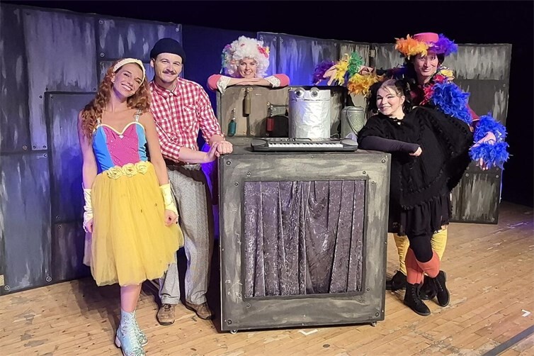 Das Ensemble des Theater am Lohmarkt mit Samantha Senn, Marc Alexander, Mia Bertzen, Andrea Schyboll und Michel Mardaga (v.l.n.r.) begeisterte rund 1.000 Kinder. 