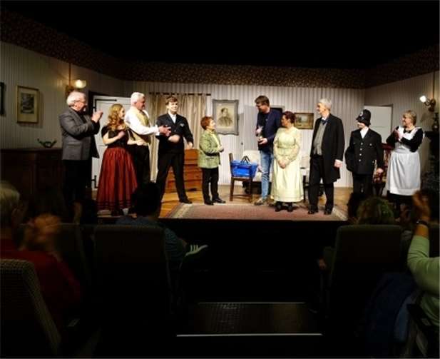 Das Ensemble, die Kostüme und das ganze Bühnenbild versetzten die Zuschauer in die beklemmende Welt Patrick Hamiltons.Foto: Uwe Schaar/die oase