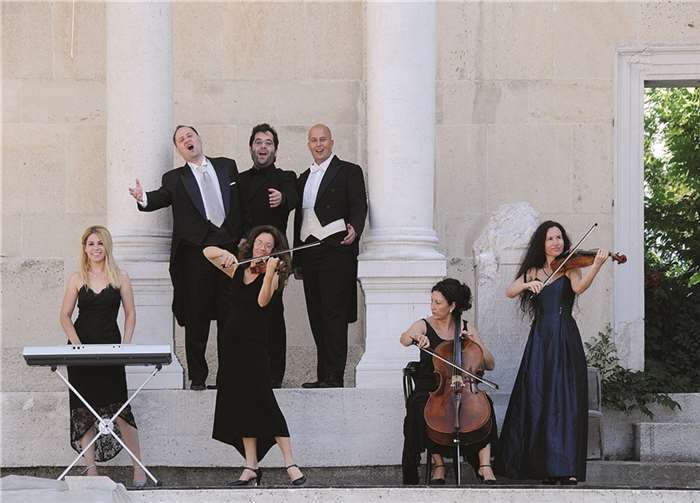 Das Ensemble entführt beim Neujahrskonzert in Burgbrohl in die Welt der Opern.privat