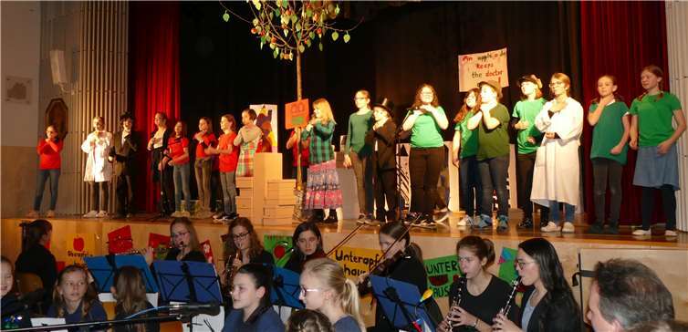 Das Ensemble mit Schulorchester. Foto: privat