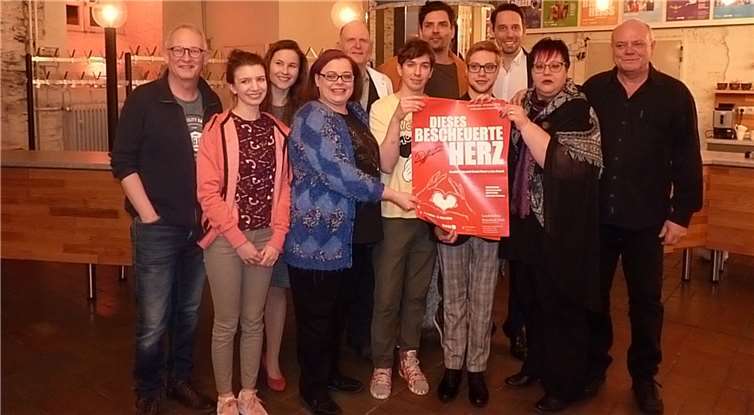 Das Ensemble mit der Familie und dem Intendanten kurz vor der Uraufführung (v.l.) Regisseur Andreas Lachnit, Mareike Zupp, Katja Straub, Marina Lötschert, Thomas Krutmann, Dennis Boland, Armin Riahi, Daniel Meyer, Intendant Lajos Wenzel, Debbie Wyrich und Martin Wyrich.Foto: HE