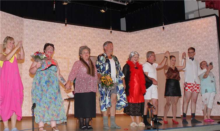 Das Ensemble nach der Premierenvorstellung (v.l.): Rita Friedrich, Anna Keiman-Winterer, Melanie Decker, Werner Willems, Martina Jesse, Oliver Lange, Annika Lythje, Martin Linder und Renate Erler.