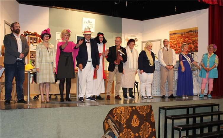 Das Ensemble nach der gelungenen Premierenvorstellung (von links) Martin Ingenhoven, Erika Leyh, Rita Friedrich, Werner Willems, Kevin Junk, Oliver Lange, Jutta Garling, Anna Keimann-Winterer, Daniel Heinze, Birgitt Nuppeney und Martina Jesse. Fotos: WER