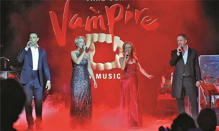 Das Ensemble präsentiert Songs aus verschiedenen Musicals u.a auch aus „Tanz der Vampire“.  Jens Wendroth