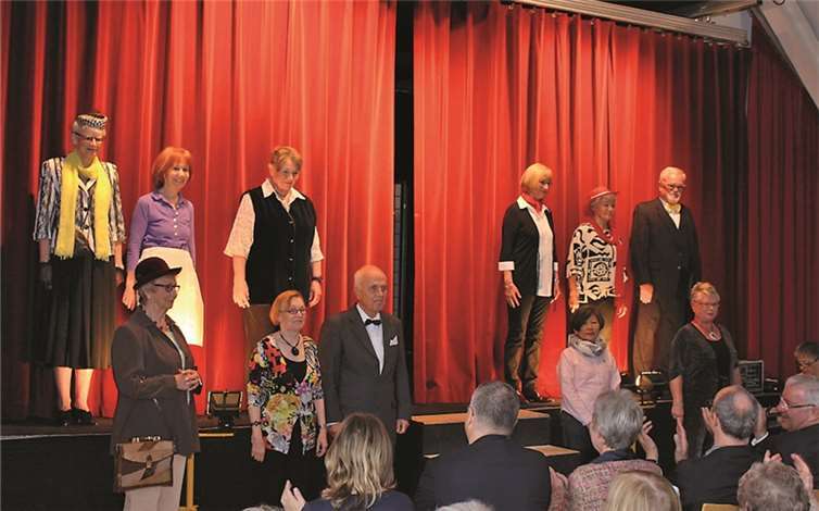 Das Ensemble stellte sich dem begeisterten Publikum vor. Denny Blank