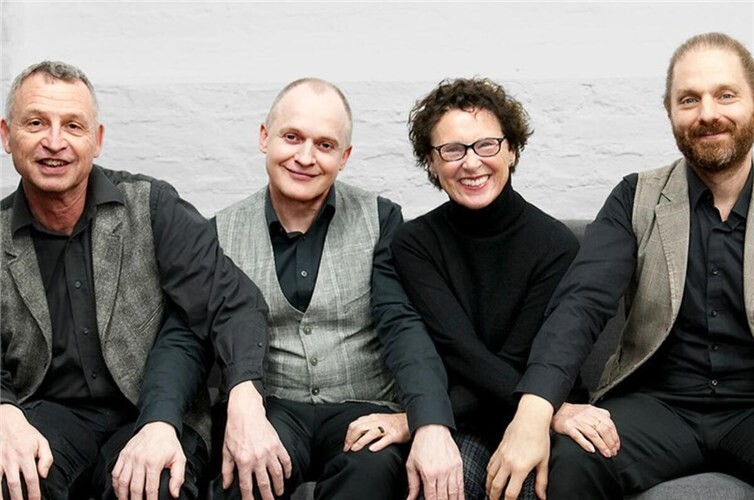 Das Ensemble von „Heute zwischen gestern und morgen“.