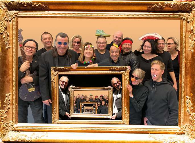 Das Ensemble von Pink Pantheon. Foto: Pantheon/Aischa-Lina Löbbert