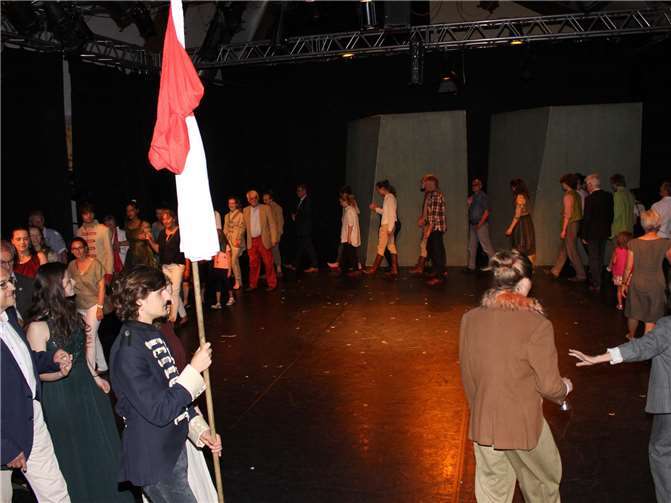 Das Ensemble von TheaterTotal geleitete die Gäste zum „Midsommerlichen Zuckertanz“.Fotos: