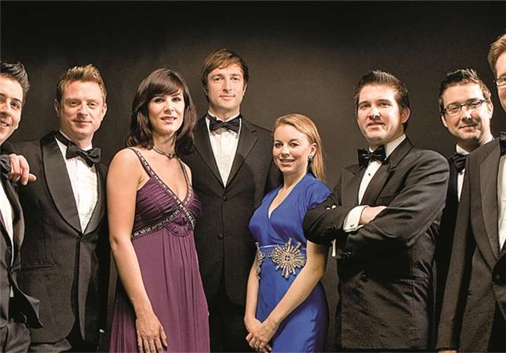 Das Ensemble von VOCES 8: Andrea Haines, Emily Dickens - Sopran, Chris Wardle, Barnaby Smith - Countertenor, Sam Dressel, Oliver Vincent - Tenor, Paul Smith - Bariton und Dingle Yandell - Bass. privat