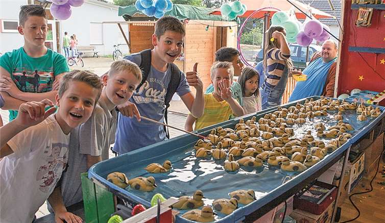 Das Entenfangen war eine beliebte Attraktion für den Nachwuchs bei der Kirmes in Nierendorf. -JOST-