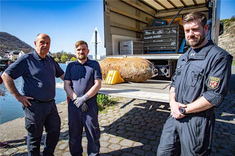 Das Entschärferteam des Kampfmittelräumdienstes Rheinland-Pfalz mit der entschräften 500-Kilogramm-Bombe (von links): Kurt Mazzucco, Tobias Fochler und Sascha Hummrich. Fotos: Stadt Koblenz/Andreas Egenolf