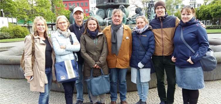Das Erasmus-Team der Realschule plus Karthause und der Partnerschule in Bratislava: Karoline Herz, Inkus Illner (v. l.), Ellen Weber (4. v. l.), Miriam Ritomska, Martin Swittlick und Hanka Mokosova (v. r.).  privat
