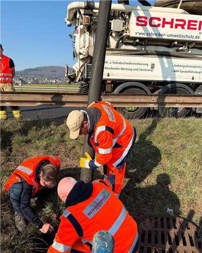 Maßnahmen zur Beseitigung des Heizölunfalls dauern an Das Erdreich unter der Fahrbahn ist noch stark mit Öl kontaminiert. Foto: Kreisverwaltung MYK/Badziong