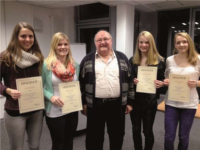 Das Erfolgsquartett und der Kreisvorsitzende (v. l): Johanna Franz, Theresa Pötz, Manfred Jürgenliemk, Viktoria Müller und Celina Leffler.Privat