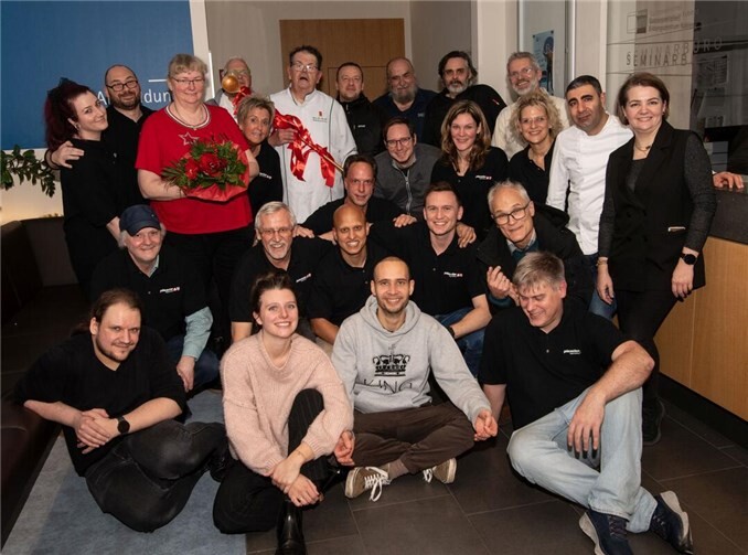 Das Erfolgsrezept von „Warmes von Herzen“ ist auch für die Zukunft gesichert: Initiator Jean-Luc Mundel übergab den goldenen Kochlöffel symbolisch an ein motiviertes Team.