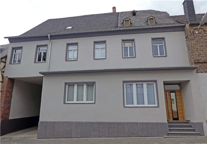 Das Ergebnis kann sich sehen lassen: Bei der ehemaligen Metzgerei wurden das große Schaufenster zurückgebaut, die Fenster und die Haustür ausgetauscht und die Fassade neu gestaltet. Auch im Inneren wurde das Gebäude umfangreich umgebaut und renoviert.
