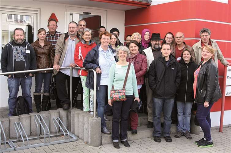 Das Erlernen der „Lebensrettenden Sofortmaßnahmen“ und dabei der gegenseitige Erfahrungsaustausch standen auf dem Programm des Bildungstages für Bundesfreiwilligendienstleistende, der erstmals im DRK-Kreisverband Ahrweiler durchgeführt wurde. Neben Gesamtorganisatorin Sandra Schollmeyer vom DRK-Landesverband RLP (vorne Mitte) standen Anja Schnitzler und Dijana Gilges (2. Reihe Mitte) als Dozentinen zur Verfügung. Thorsten Trütgen