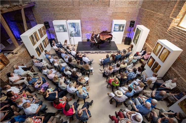 Das Eröffnungskonzert der 16. Wachtberger Kulturwochen mit Anny Ogrezeanu (The Voice of Germany 2022) im Atelier von Michael Franke.  Fotos: CEW