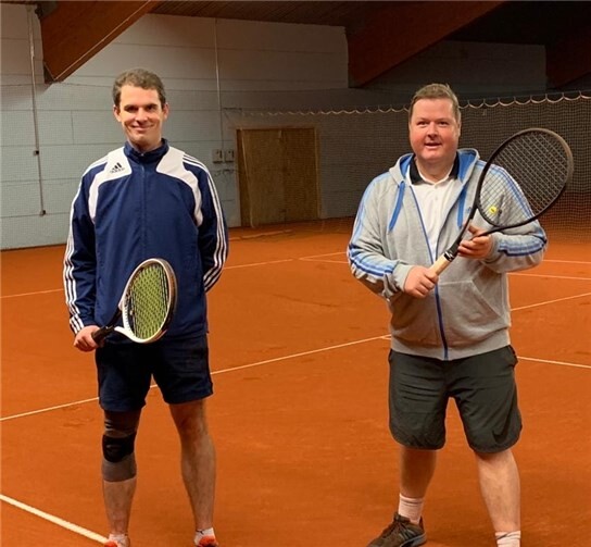 Das Erste Spiel der Winter-Runde konnten die Herren 30 vom TC RL Lahnstein mit 4:0 gegen den TC Rengsdorf 2 gewinnen. Im Einzel setzte sich H. Mohr denkbar knapp mit 6-3 / 7-6 durch. Sein Teamkollege C. Michels konnte sich souverän mit 6-2 / 6-3 durchsetzen. Im darauffolgenden Doppel ließen die Lahnsteiner Herren nichts mehr anbrennen und siegten mit 6-1 / 6-4. Ein Auftakt nach Maß für den TC RL Lahnstein.Foto: privat