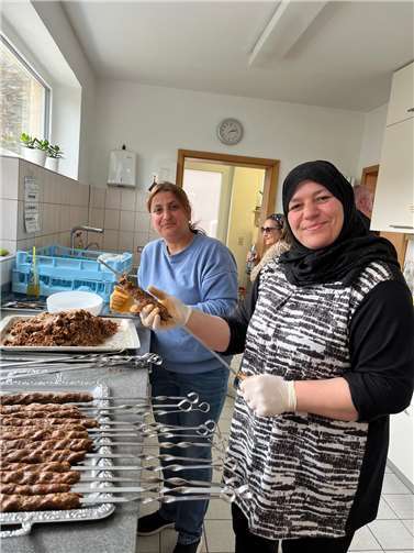 Das Essen wurde von einer Gruppe der Flüchtlingsfamilien angerichtet.