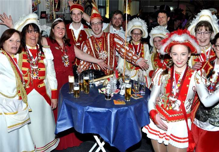 Das Ettringer Prinzenpaar Markus II. und Prinzessin Kerstin I. mit Hofstaat und der Hochsimmergarde machte seine Aufwartung. Fotos: BS