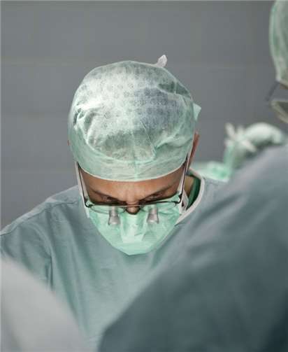 Das Ev. Stift St. Martin steht mit Chefarzt Prof. Dr. Samir Said und dem Team der Allgemein- und Viszeralchirurgie für qualitätsgesicherte Chirurgie der Bauchwand- und Zwerchfellbrüche.privat