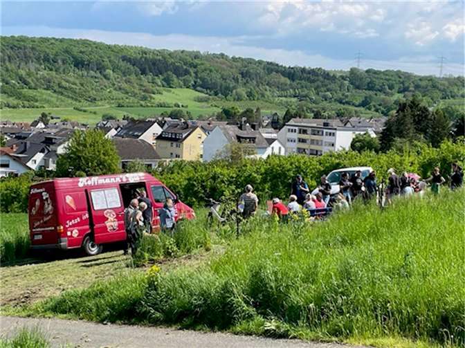 Das FWG Eismobil und gekühlte Getränke wurden von den Besuchern dankend angenommen. Quelle: FWG Kettig