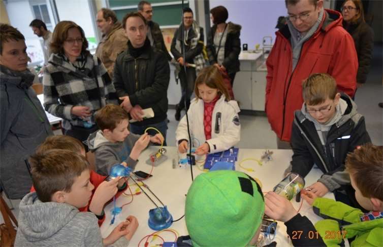 Das Fach Naturwissenschaften präsentierte sich mit vielen Experimentierstationen.