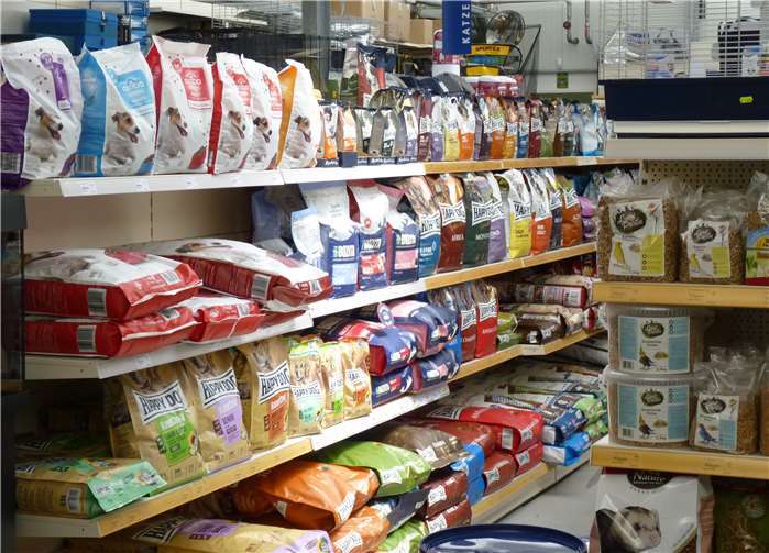 Das Fachgeschäft hat ein großes Sortiment an Tierfutter. Foto: BV