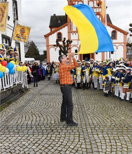 Das Fahnenschwenken gestaltete sich aufgrund der starken Windböen schwierig.