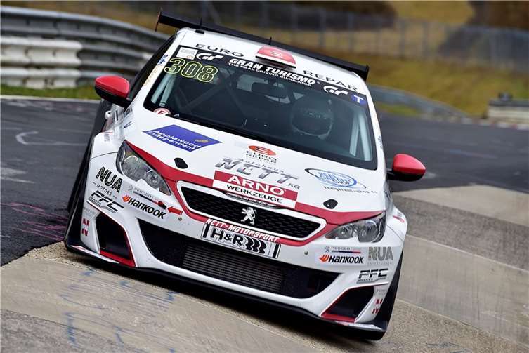 Das Fahrer-Team Jürgen Nett/AchimNett/Bradley Philpot hoffen, beim zweiten Lauf ins Ziel zu kommen. Foto: BURG