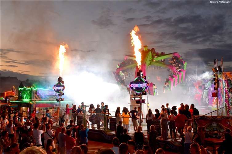Auch 2023 locken zahlreiche Attraktionen auf den Lukasmarkt! Das Fahrgeschäft „Robotix“. Fotos: privat