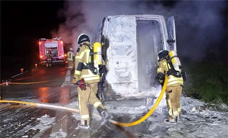 Das Fahrzeug brannte völlig aus. Foto: Feuerwehr Asbach