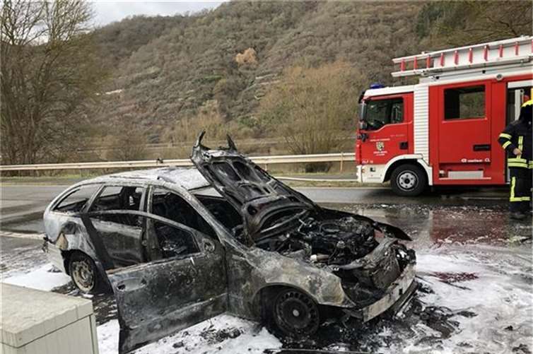 Das Fahrzeug brannte völlig aus. Foto:PDKO
