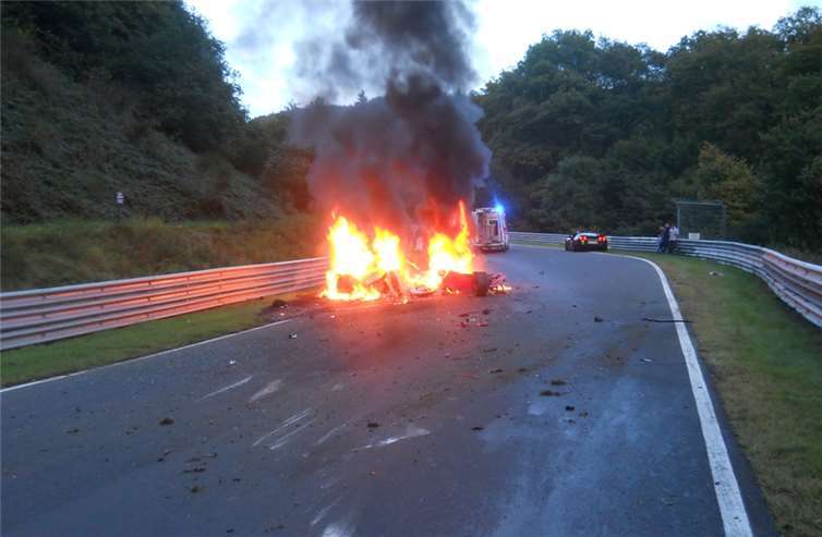 Das Fahrzeug brannte völlig aus. PI Adenau
