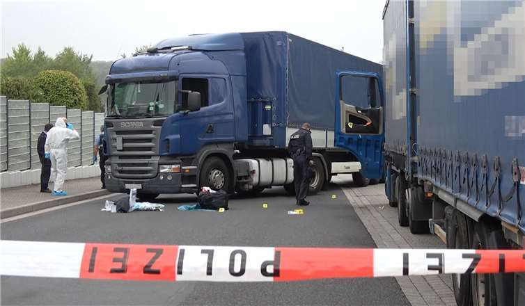 Das Fahrzeug des Geschädigten steht auf der Fahrbahn, nachdem dieser in Folge seiner schweren Verletzung zusammengebrochen sein soll. WinklerTV