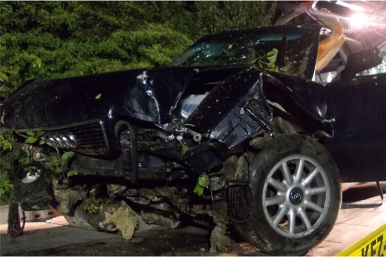 Das Fahrzeug musste von einem Abschleppunternehmen mit Unterstützung der Feuerwehr aus der Böschung gezogen werden. Foto: Privat