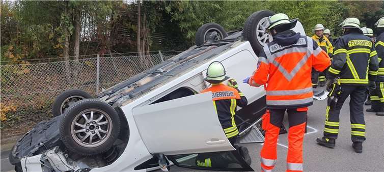 Mit Auto überschlagen: Feuerwehr befreit hoch Schwangere nach Unfall Das Fahrzeug stürzte auf das Dach. Fotos: Freiwillige Feuerwehr Königswinter