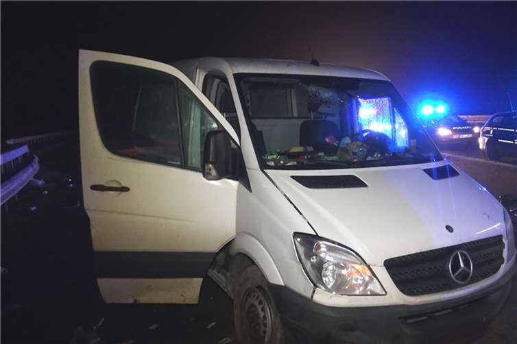 Das Fahrzeug war ins Schleudern geraten und hatte den Kleinwagen gerammt.